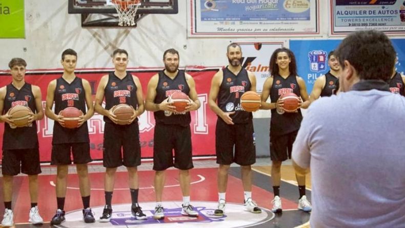 PRESENTACIÓN. Los jugadores de Derqui posan para la edición fotográfica. (PRENSA CLUB DERQUI).
