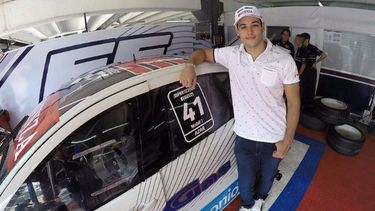 Azar debutó con el Nº41 en los laterales del Peugeot 408..