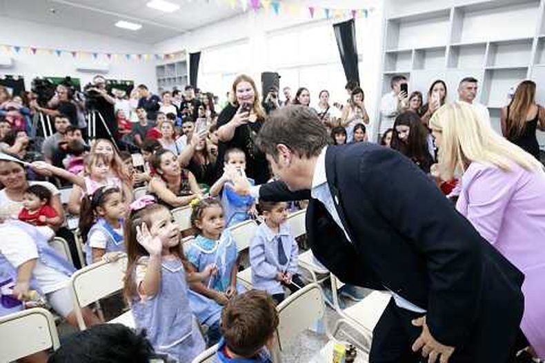 El gobernador inauguró el ciclo lectivo 2024 en el jardín 949 de Florencio Varela.