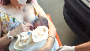 TRASLADO. La mujer y su beba son trasladadas por una ambulancia del SAME.