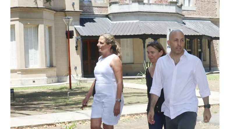 RECORRIDA POR EL “PELLE”. Ducoté con funcionarias de educación..