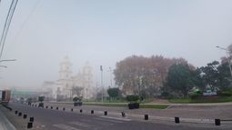 La espesa cortina de niebla se quedará hasta el mediodía en el distrito. La espesa cortina de niebla se quedará hasta el mediodía en el distrito.