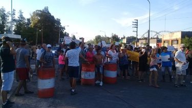 Vecinos de Pilar y José C. Paz cortaron la Ruta 8 paara visibilizar su problemática..