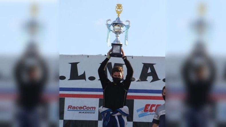 EMOCIÓN. Figueredo con la copa de campeón 2020 de la TC1600..