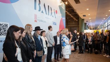 Ana Spinetto, creadora de BADA, habla en la ceremonia inaugural.