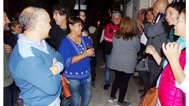 ALEGRÍA. Montiel, con militantes celestes, el miércoles, durante el recuento..
