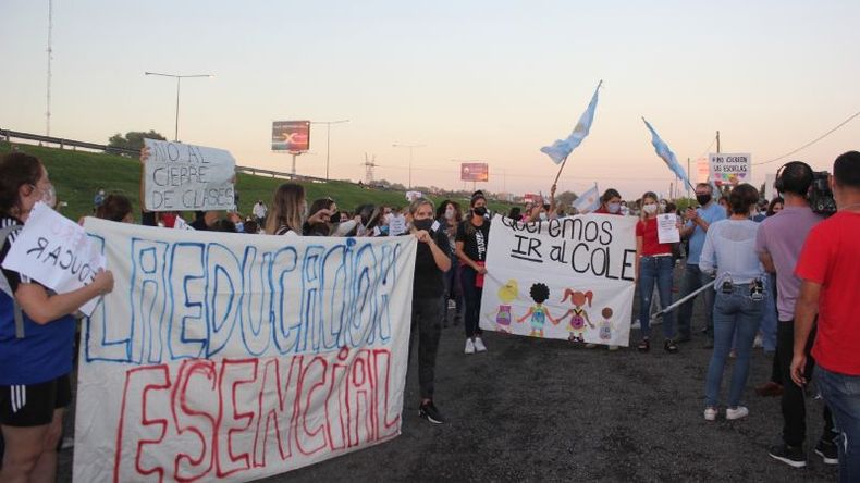 Familias protestaron ayer en Panamericana..