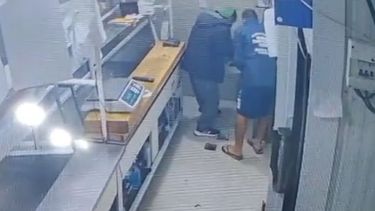 El robo quedó registrado en la cámara de seguridad..