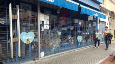 EN LA PEATONAL. Uno de los locales asaltados el fin de semana. .
