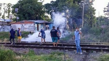 Una vez más, 15 personas te arruinan la vuelta a tu casa. Me tuve que bajar del tren en José C. Paz. Preguntó ¿por qué no van a protestar a Edenor si no tienen luz? Pablo Rizzi. .