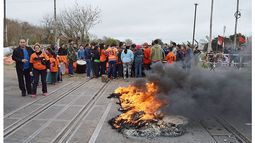 DIÁLOGO. Los vecinos acordaron una solución con funcionarios municipales..