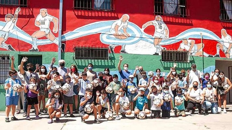 HOMENAJE. La familia de Argentinos posa delante del mural del club..