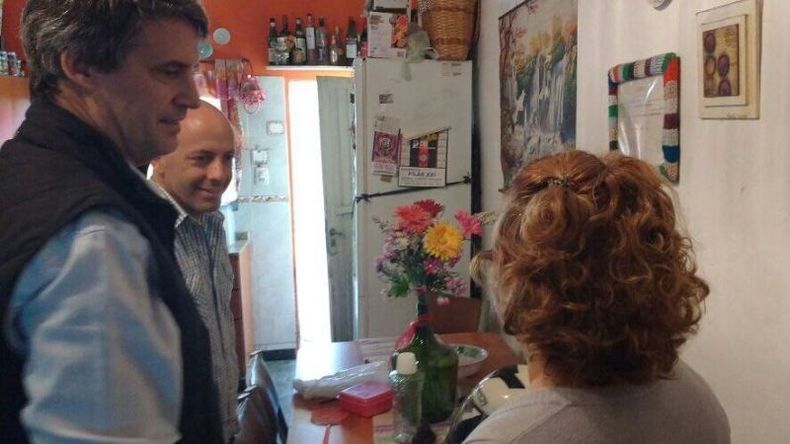 El ministro de Hacienda, Prat-Gay, y el intendente de Pilar, Ducoté, esta mañana en el barrio Peruzzotti..