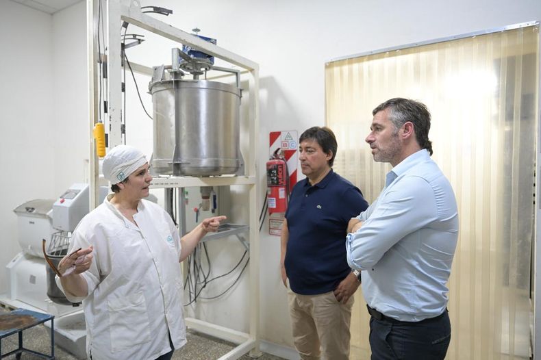 VISITA. Achával recorrió las plantas de las empresas Amadda y “De sol a sol”.