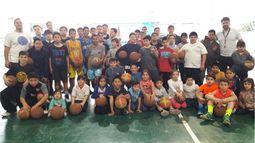 A JUGAR. El grupo de chicos que entrenan todos los días en Peñarol..