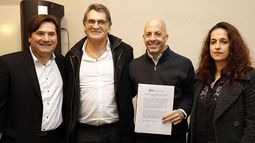 FIRMA. Ducoté, con Avruj, en su primer día tras el descanso..