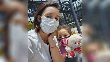 Viajamos con mi nena en el tren (San Martín) que va a Retiro, nos cambiamos de vagón y olvidó peluche. Cuando volvimos a buscarlo ya no estaba. Nos dijeron que se lo dieron a una nena que se bajó en Caseros. Si lo ves y lo tenés, si me lo podés regresar, mi nena se puso mal, se lo regaló la abuela que vive en otro país, lo tiene desde bebé, es medio imposible conseguir otro igual. Gracias. Delsy Montiel..