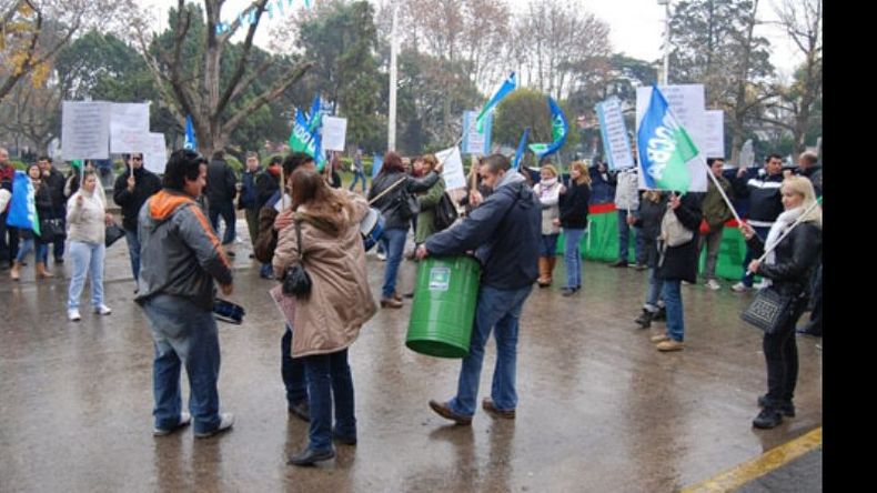 Violencia en las escuelas. UDOCBA marchará el lunes próximo en La Plata..