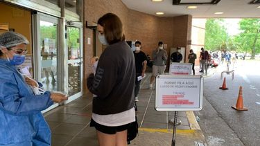 En el Austral la fila para pacientes sospechosos de Covid es interminable. .