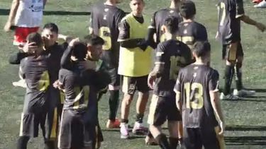 ALEGRÍA. Los abrazos de los jugadores de Atlético Pilar al final del partido.