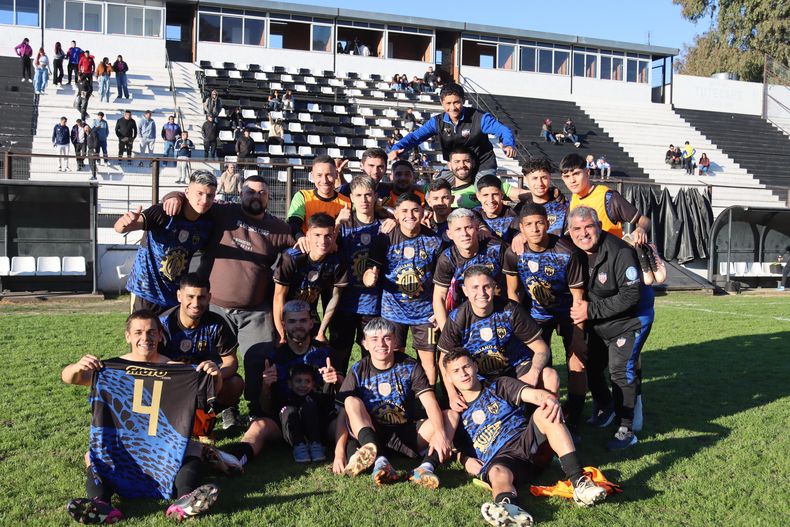 FELICIDAD. Los jugadores de Metalúrgico celebran la contundente victoria que los deja como punteros.