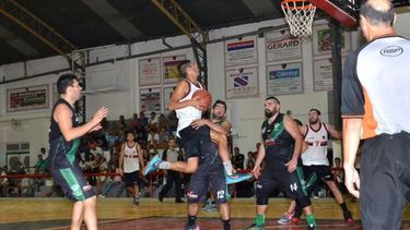 SUBE. Juani Bello, rumbo al cesto en el triunfo sobre juventud. .