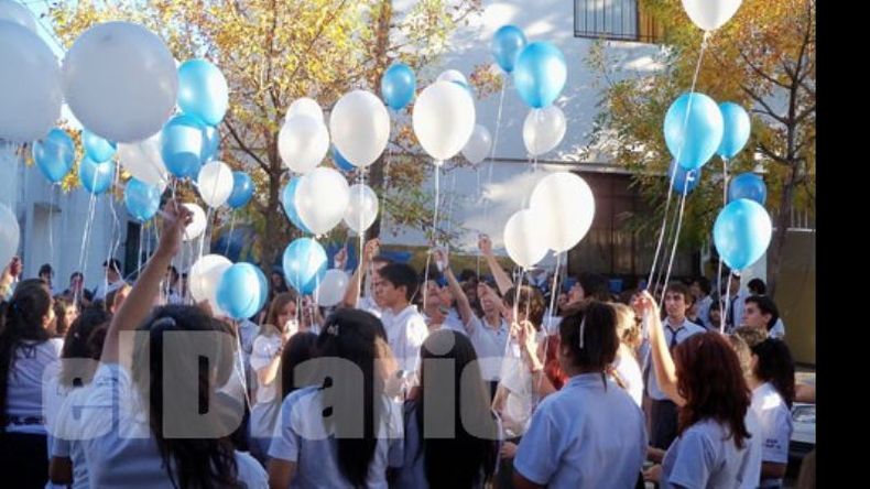 Globos con mensajes. Los soltaron alumnos del colegio Almafuerte por los 60 años..