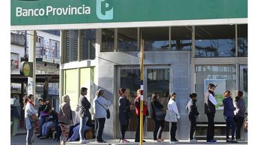 A LA FILA. La misma postal, desde hace años, en el Provincia del centro..