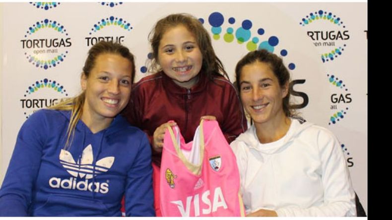 Las jugadoras de Las Leonas, Delfina Merino y Rosario Luchetti, ofrecieron una clínica para más de 250 alumnas de primaria y secundaria de colegios de la zona. Fue en el Tortugas Open Mall..