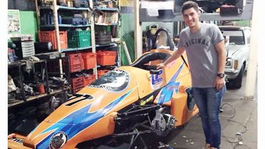 DESAFÍO. Vázquez, junto a su monoposto. .