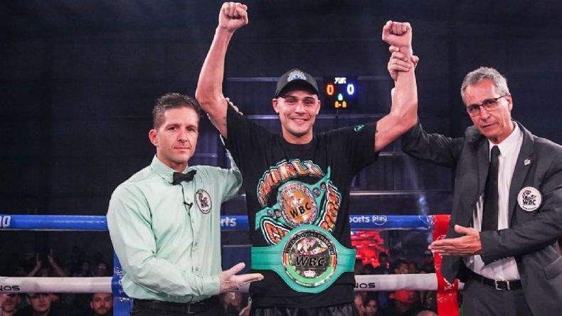 CAMPEÓN. Peralta con el cinturón del título internacional crucero CMB..