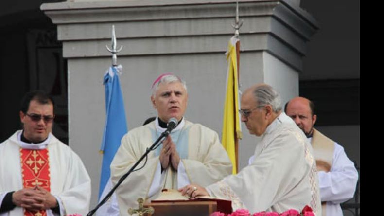 El obispo Oscar Sarlinga ofició ayer la misa central en la explanada de la parroquia..