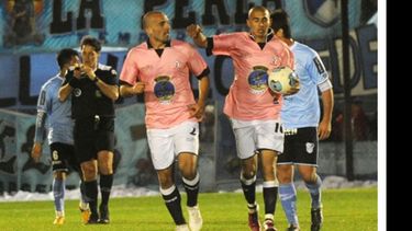 (Heva). Riquelme con la pelota sale a la mitad de cancha junto a Cerruti, autor del gol..