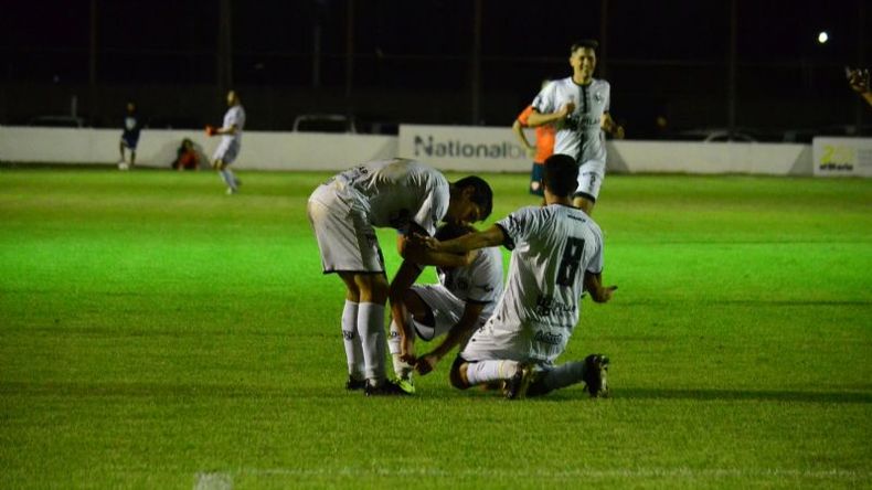 EN CARRERA. Real pasó a Berazategui y ahora buscará dar el golpe en Claypole. (Foto Fredy Caballero).