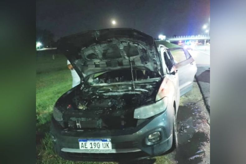 El auto se incendió en el kilómetro 41 de la Panamericana.&nbsp;
