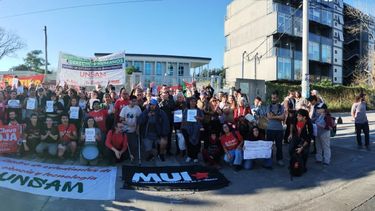 Compañeros y familiares de Sasha Layardet reclamaron su libertad en la UNSAM.