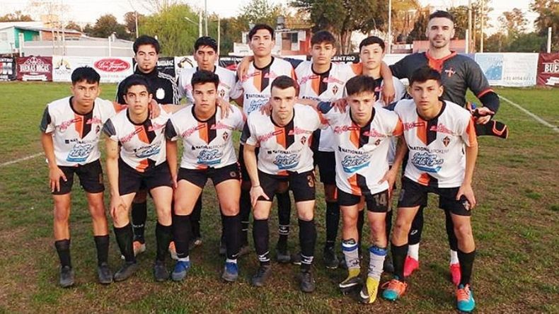 TRIUNFO. La Sub 20 de Manzanares festejó en casa ante San Alejo..