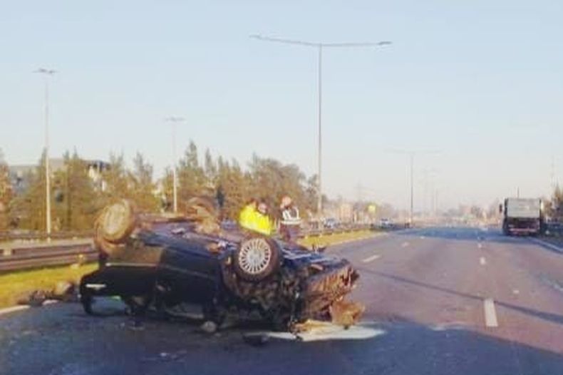 CHOQUE Y VUELCO. Así quedó el Citroën C3 involucrado en el accidente.