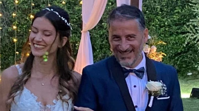 Vivan los novios. El contador y exconcejal Walter Roldán oficializó su unión con Macarena González. Después de pasar por el Registro Civil, lo celebraron con una gran fiesta. .