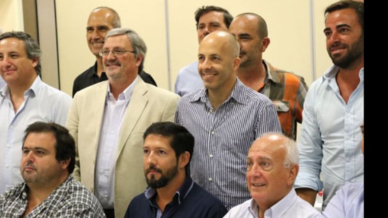 FOTO DE FAMILIA. Ducoté, con los miembros de la Cámara de Comercio de Villa Rosa..