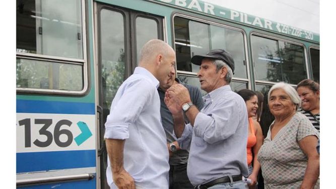 EN BONDI. Ducoté charla con los vecinos, en la presentación del recorrido..