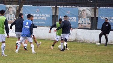 ENTRENAMIENTO. Los jugadores se preparan para el gran duelo del sábado en el Carlos Barraza.