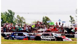 El primer momento de suspenso de la jornada. Largada de la serie, con José Savino (Ford) por afuera y Rossi por el interno del curvón. Hubo roces en la batería y luego repetirían en la final..