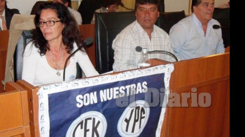 Alfaya adornó su banca con un afiche que festejó la nacionalización de YPF..