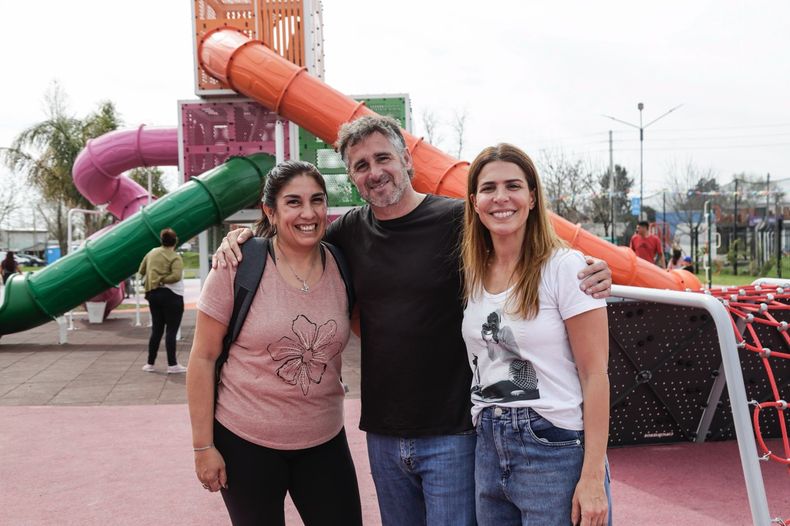 AIRE LIBRE. Achával y Peralta charlaron con los vecinos en la nueva plaza.