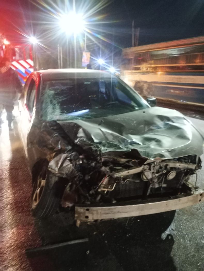 El auto involucrado en el choque ocurrido en el acceso a Presidente Derqui.