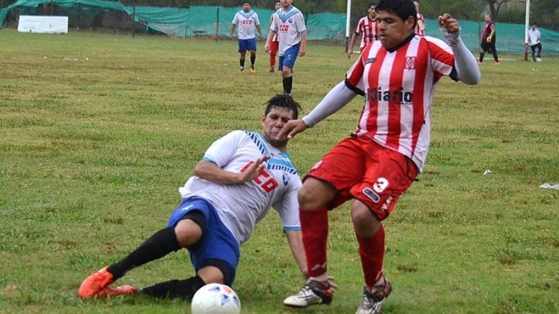 ESCOLTA. Medina lucha por la pelota; Atlético está a 4 puntos del líder, Derqui..