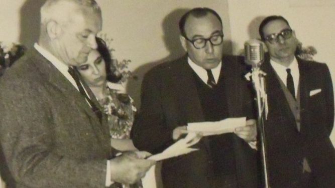El intendente Andrés “Yayo” López dando su mensaje a la comunidad por Radio Impulso..