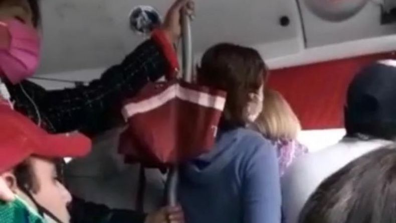 El viaje, al ser de media distancia, implica que buena parte de los pasajeros permanezcan tiempos prolongados dentro del colectivo, en esas condiciones. .