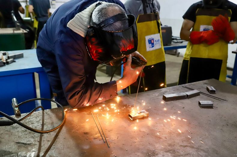 En los Centros Municipales de Formacioacuten Profesional vecinos y vecinas de diferentes edades se capacitan con cursos y carrerasnbsp